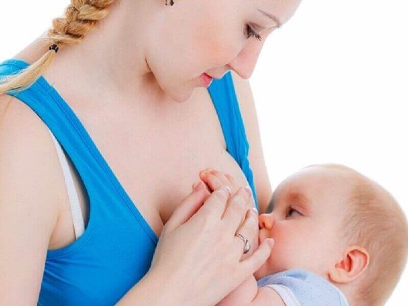 Từ 0-6 tháng mẹ nên cho con bú bằng sữa mẹ