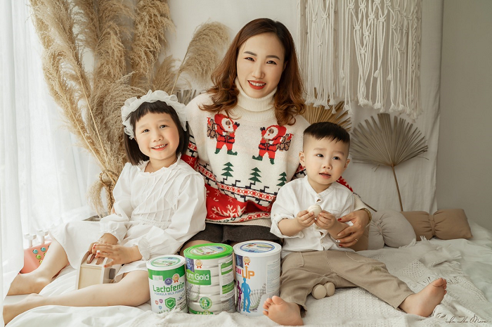 Ba mẹ con bé Tuệ Linh và Anh Đức rạng rỡ bên sữa Royal Ausnz