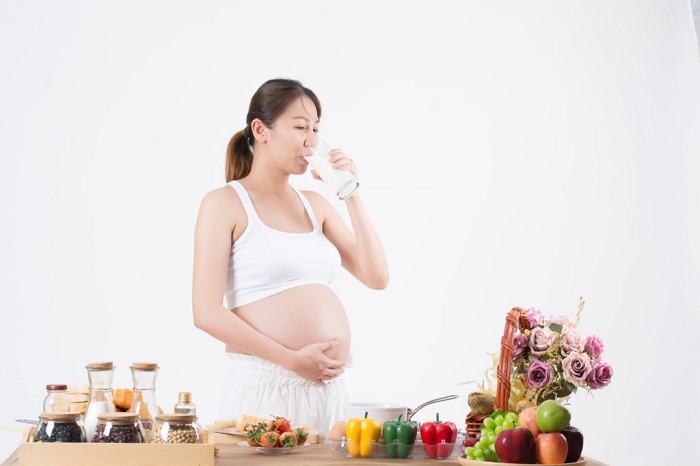 Bà bầu cần bổ sung canxi thông qua chế độ dinh dưỡng và viên uống bổ sung canxi để thai kì khỏe mạnh