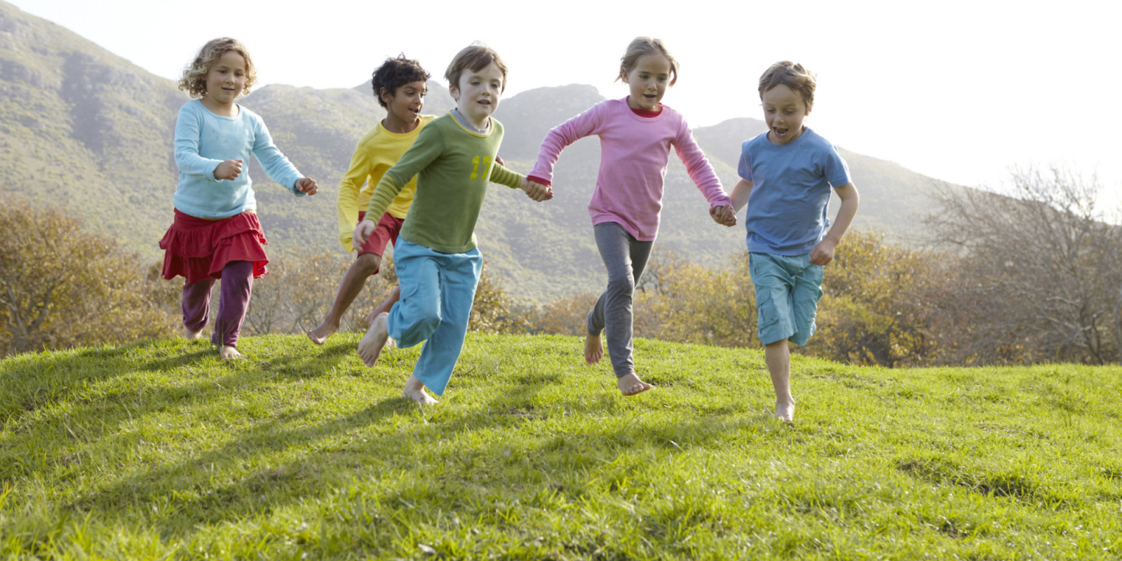  Trẻ thường xuyên vui chơi ngoài trời có thể hạn chế các bệnh liên quan đến mắt